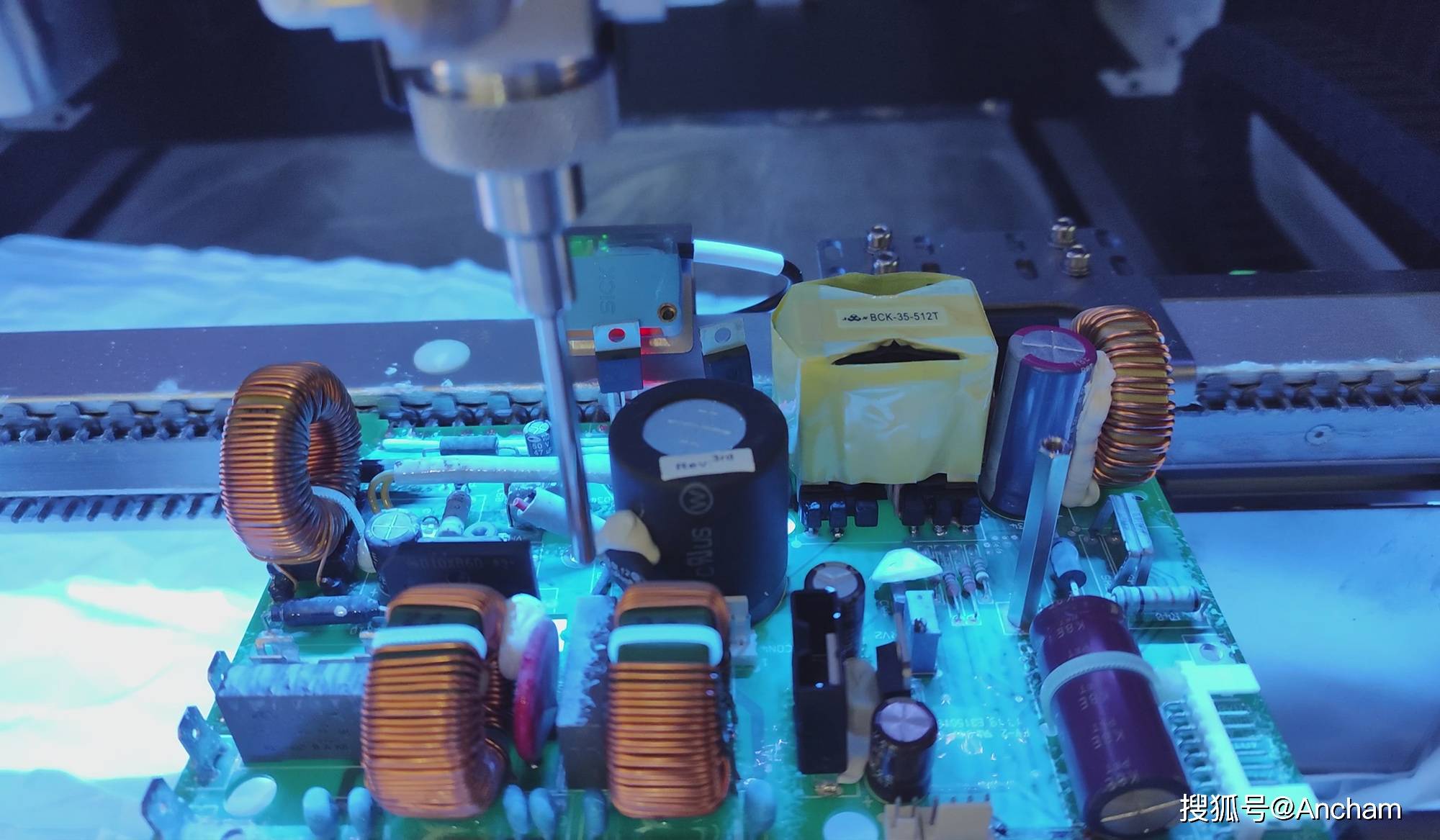 三防漆 守護(hù)電子設(shè)備穩(wěn)定運(yùn)行的無(wú)形鎧甲